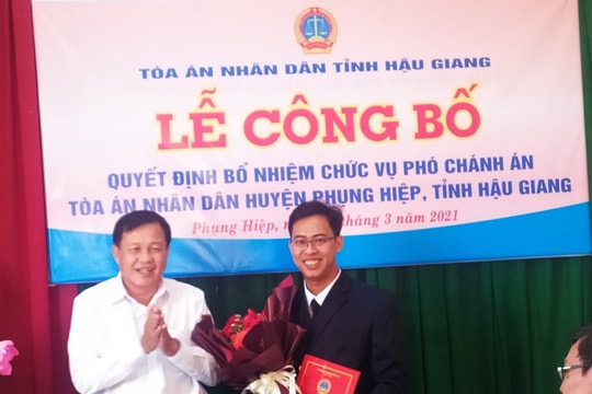 Trao quyết định bổ nhiệm Phó chánh TAND huyện Phụng Hiệp