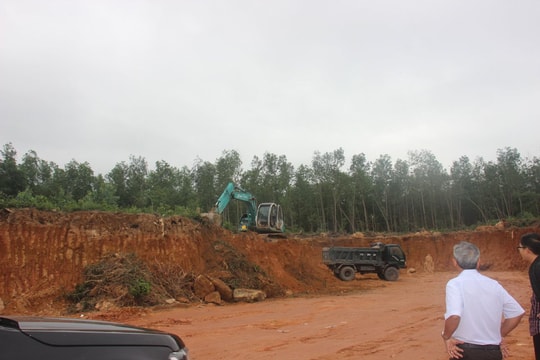 Doanh nghiệp khai thác đất trái phép bị phạt gần 200 triệu
