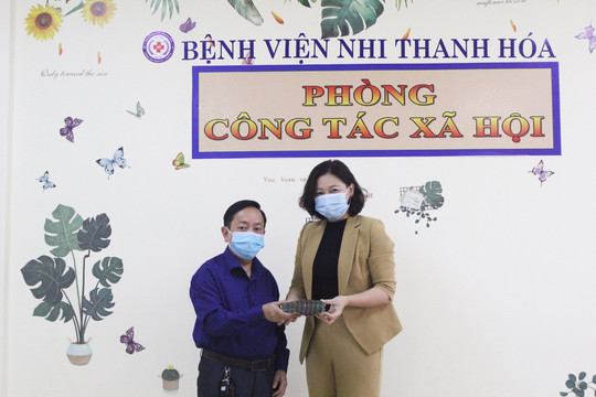 Vợ chồng bác sỹ ủng hộ 200 triệu cho CLB Dĩa cơm trên tường Thanh Hóa