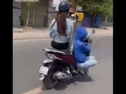 Xử phạt cô gái lái xe "diễn xiếc" trên đường phố
