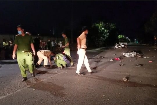 Hai xe máy đối đầu trong đêm, 4 người thương vong