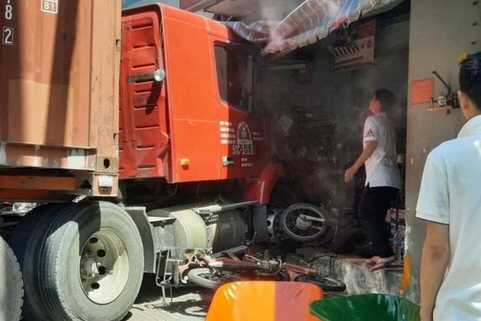 Xe đầu kéo lao vào nhà dân, 1 người tử vong