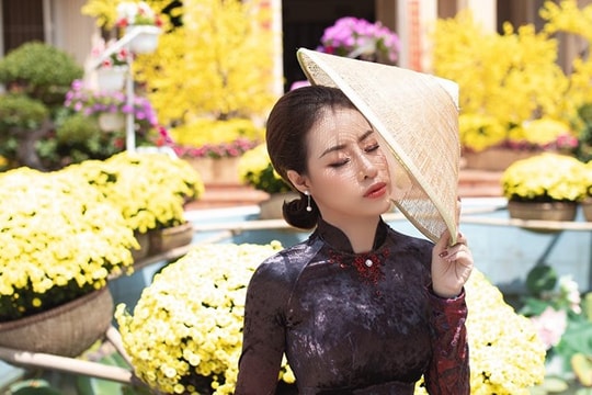 Cẩm Minh từ cô điều dưỡng đến nhà thiết kế áo dài miền Tây