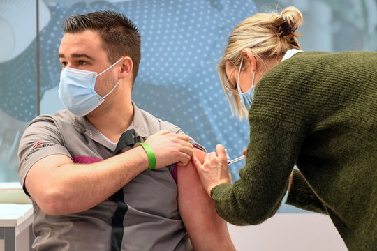Tổng thống Mỹ Joe Biden trên đà hoàn thành mục tiêu tiêm vaccine COVID-19 cho người dân