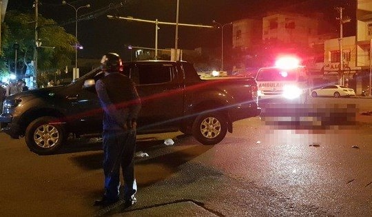Xe máy va chạm với xe bán tải trong đêm, 3 người thương vong
