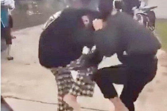 Yêu cầu báo cáo vụ 2 hai nữ sinh đánh nhau giữa đường