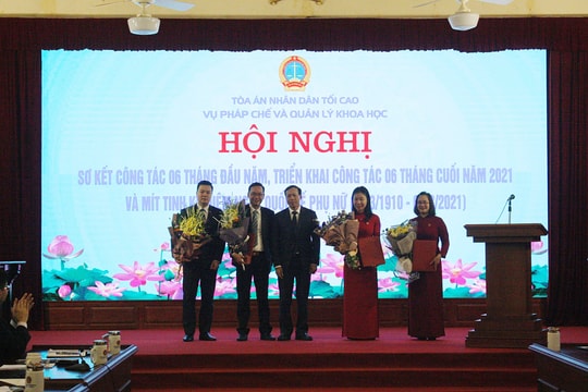 Trao quyết định bổ nhiệm lãnh đạo cấp phòng Vụ Pháp chế và Quản lý khoa học TANDTC 