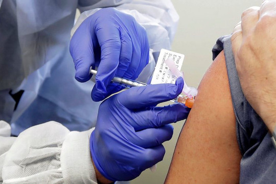 Việt Nam bắt đầu chiến dịch tiêm chủng vaccine COVID-19 lớn nhất từ trước đến nay
