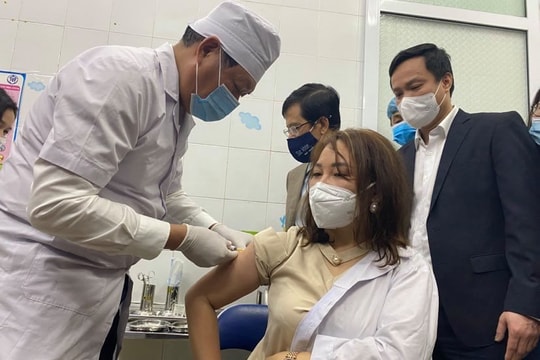 Thứ trưởng Bộ Y tế trực tiếp tiêm vắc xin Covid-19 cho nhân viên y tế Hải Dương