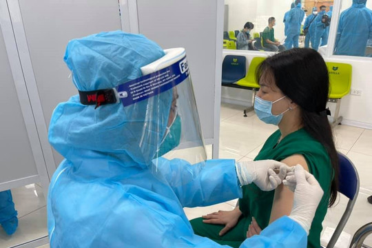 Những mũi tiêm Covid-19 đầu tiên ở tuyến đầu chống dịch