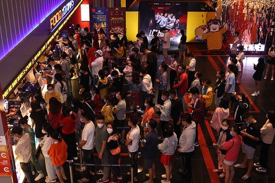 'Bố già' cán mốc 100 tỷ đồng nhanh nhất mọi thời đại