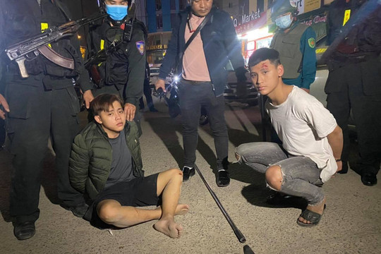 Công an nổ súng truy đuổi nhóm học sinh mang mã tấu đi chém người