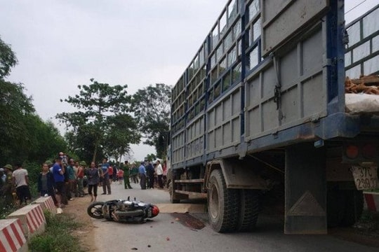 Một phụ nữ 53 tuổi tử vong thương tâm sau khi va chạm với xe tải