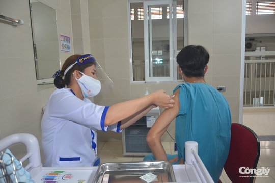 Cận cảnh tiêm vắc xin ngừa Covid-19 cho 30 nhân viên y tế ở Bệnh viện Thanh Nhàn