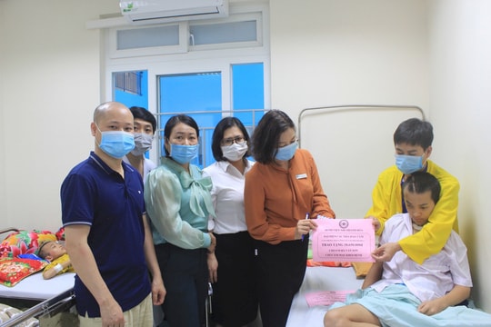 Trao tiền giúp đỡ cháu bé đang nằm viện vì tai nạn