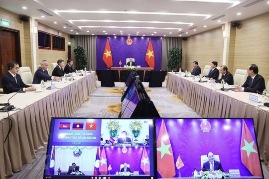 Thủ tướng Nguyễn Xuân Phúc hội đàm trực tuyến với 2 Thủ tướng Lào và Campuchia