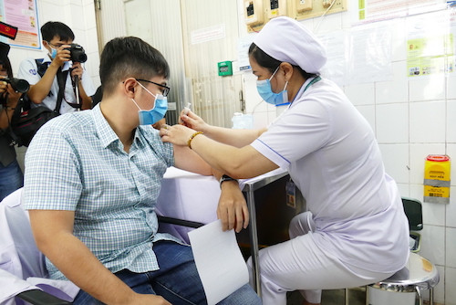 Tiêm vắc xin Covid-19 nhưng không quên phòng dịch