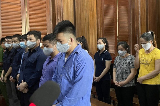 Tuyên án nhóm chui qua lỗ thủng ở đầu giường, trộm tài sản của khách mua dâm