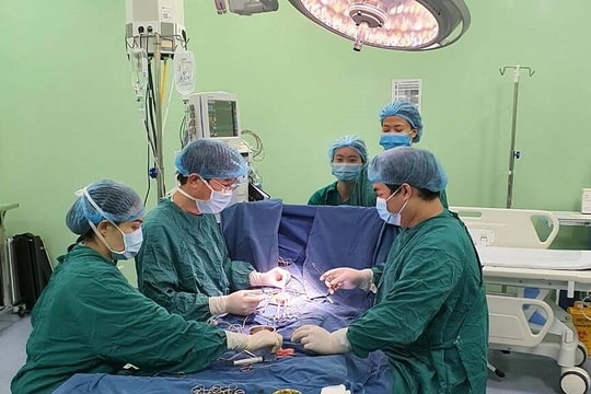 Ghép thận thành công cho bệnh nhi đột biến gene 
