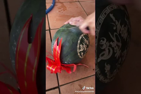Cô gái gây tranh cãi khi bổ quả dưa hấu chưng Tết cả tháng mà vẫn tươi ngon