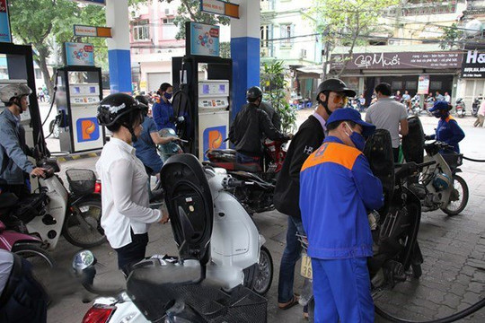 Giá xăng RON 95-III vượt 18.800 đồng mỗi lít