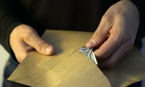 Khởi tố cán bộ phường về hành vi nhận hối lộ