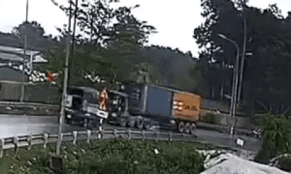 Xe tải biến dạng sau cú đấu đầu cực mạnh với xe container đi ngược chiều