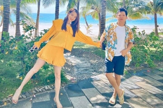 Vợ chồng Trường Giang – Nhã Phương đăng ảnh tay trong tay bên bãi biển
