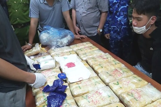 Bắt đối tượng chở thuê một bao tải ma túy