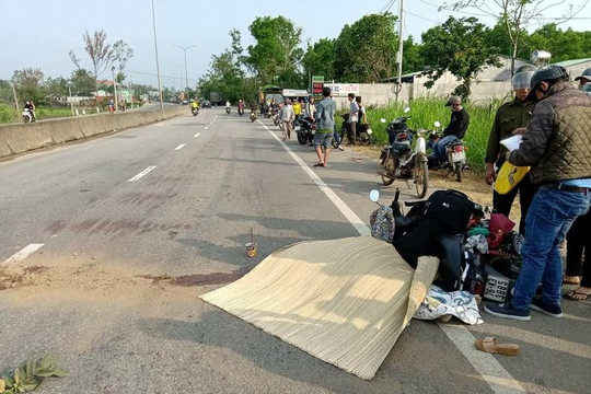 Quay lại nhặt mũ bảo hiểm, người phụ nữ bị xe tải tông tử vong
