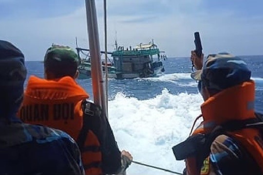 Nổ súng truy bắt tàu cá vận chuyển 3.000 lít dầu không rõ nguồn gốc