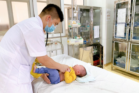 Rửa mũi nhầm bằng cồn 90 độ, bé 5 tháng tuổi bị bỏng niêm mạc mũi