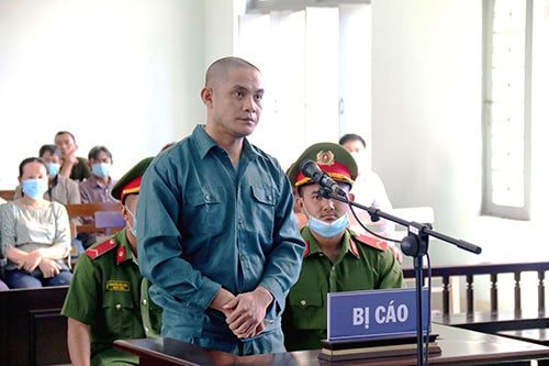 Lĩnh 11 năm tù vì dùng búa tấn công chủ quán cà phê