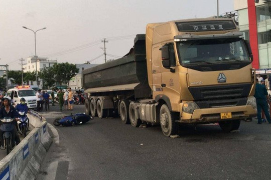 Bất cẩn đi vào đường gom dành cho ô tô, 2 người thương vong