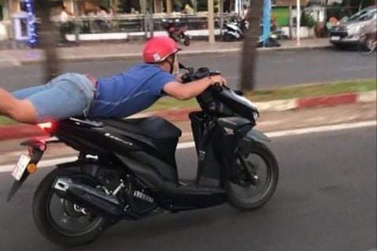 Triệu tập nam thanh niên nằm trên yên xe khi chạy xe máy