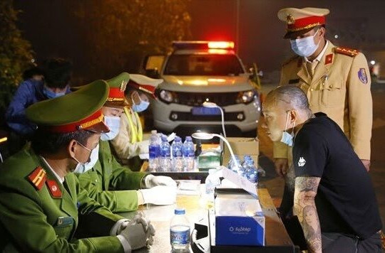 Tạm giữ lái xe ở Hà Nội uống rượu, bia và tấn công cảnh sát giao thông