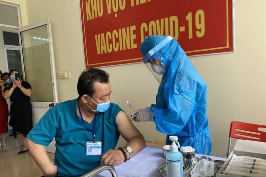 Khánh Hoà thống nhất chi 100 tỷ mua vắc xin Covid-19 cho người dân