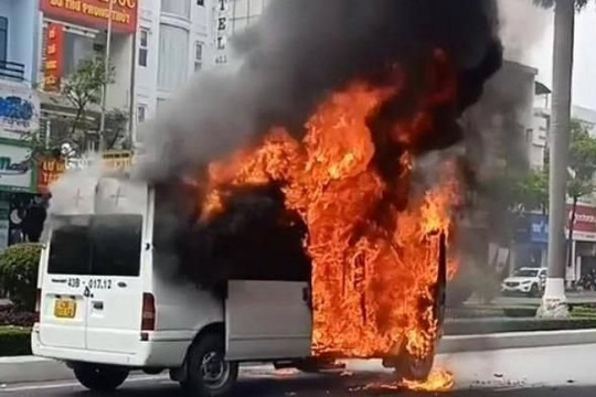 Đà Nẵng: Xe tang lễ đang dừng đèn đỏ bất ngờ bốc cháy ngùn ngụt