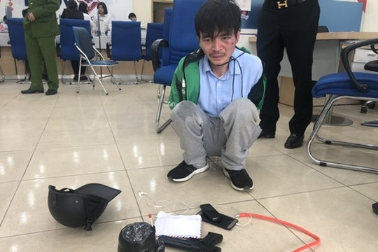 Khởi tố nam tài xế dùng mìn giả, súng bật lửa đi cướp ngân hàng