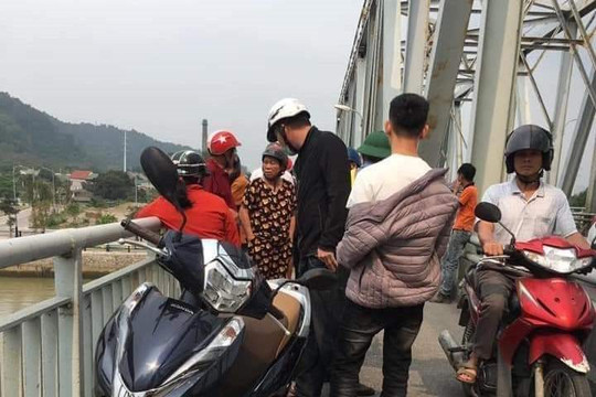 Để lại xe máy, người đàn ông nhảy sông Lam tự tử