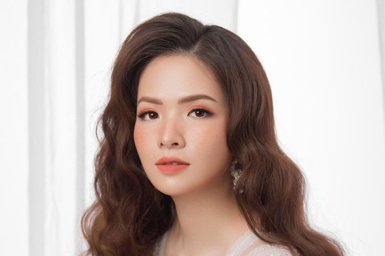 Đan Lê chia sẻ: “Đừng để công việc, cuộc sống cuốn mất khoảng thời gian bên con và để con rơi tuột các ký ức trẻ thơ, các ông bà bô nhé!”