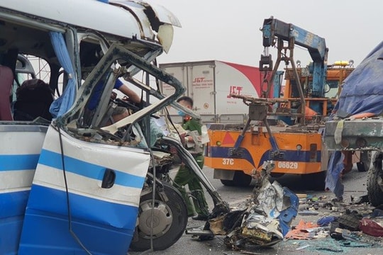Vụ xe khách đâm xe đầu kéo ở Nghệ An: Nạn nhân thứ 3 tử vong 