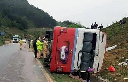 Lật xe du lịch trên quốc lộ 6, một người tử vong
