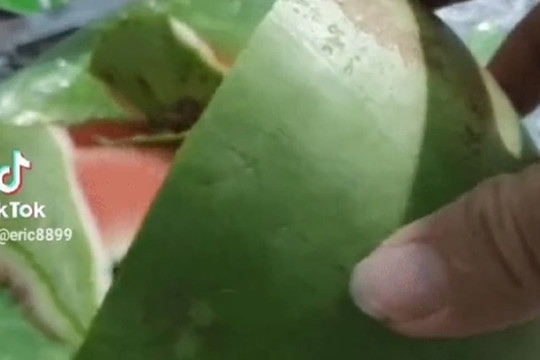 Khoe quả dưa hấu vợ mua, ông chồng khiến nhiều người ghen tỵ vì có bà xã đáng 'đồng tiền bát gạo'