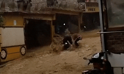 Dòng nước cuồn cuộn chảy xiết cuốn trôi xe máy giữa đường ở Sa Pa
