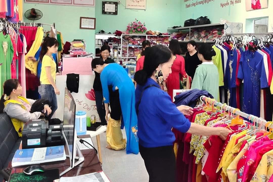 Cô chủ áo dài Trung Đồng mê làm từ thiện
