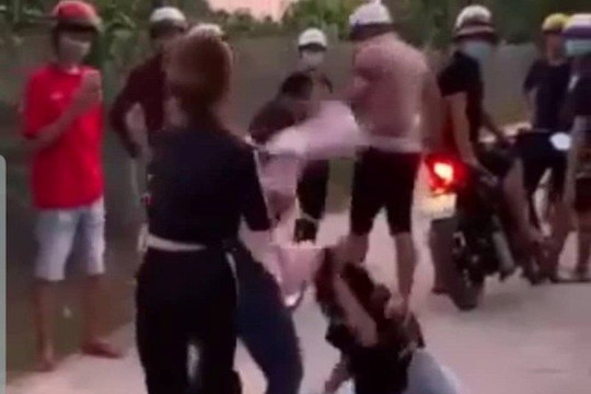 Làm rõ vụ nữ sinh bị người yêu của "yêu râu xanh" chặn đường đánh ghen, lột đồ tung clip lên mạng 