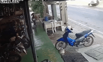 Đánh lái tránh xe máy, ô tô 'bay' qua dải phân cách rồi lao thẳng vào nhà dân