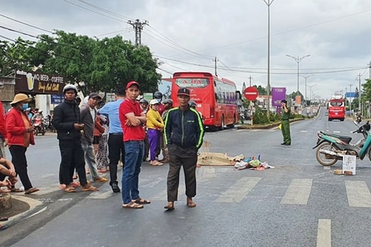Đắk Lắk: Xe ô tô khách tông xe máy, 3 người thương vong