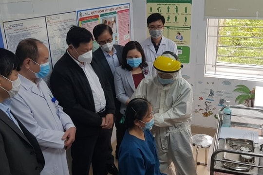 12 nhân viên y tế của Quảng Ninh được tiêm vắc xin ngừa Covid-19